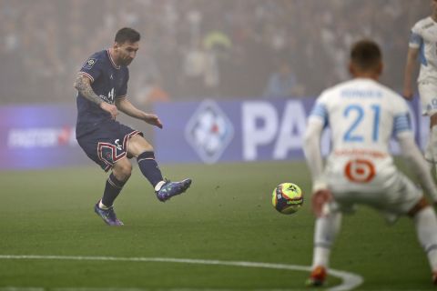 Ο Λιονέλ Μέσι της Παρί σε προσπάθεια κόντρα στη Μαρσέιγ για τη Ligue 1 2021-2022 στο "Βελοντρόμ", Μασσαλία | Κυριακή 24 Οκτωβρίου 2021