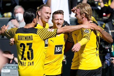 Οι παίκτες της Ντόρτμουντ πανηγυρίζουν γκολ που σημείωσαν κόντρα στη Βόλφσμπουργκ για την Bundesliga 2021-2022 στο "Ζίγκναλ Ιντούνα Παρκ", Ντόρτμουντ | Σάββατο 16 Απριλίου 2022