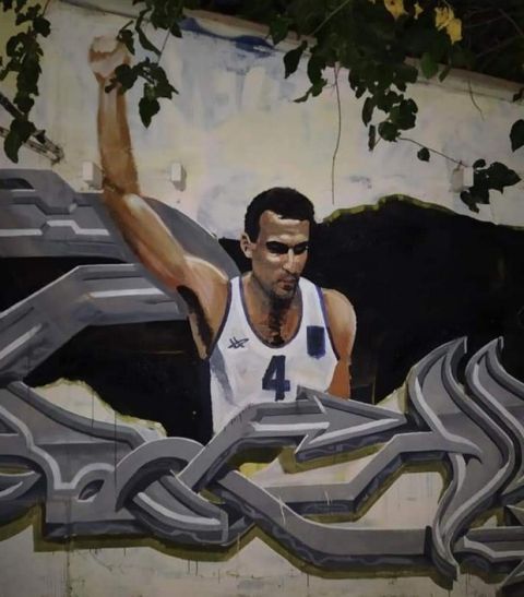 Το γκράφιτι του Νίκου Γκάλη επέστρεψε με φανέλα Εθνικής '87