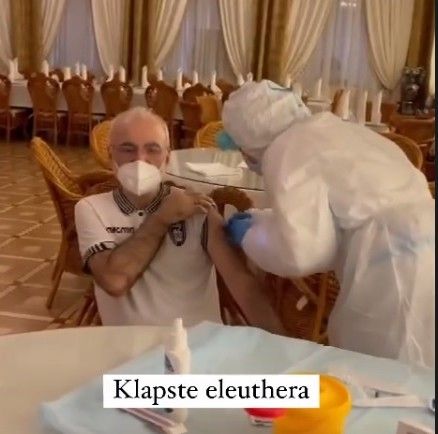 Ο Ιβάν Σαββίδης εμβολιάζεται κατά του covid-19