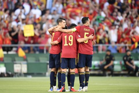Οι παίκτες της Ισπανίας πανηγυρίζουν το γκολ του Αλβαρο Μοράτα στο παιχνίδι της Ισπανίας με την Πορτογαλία για το Nations League 2022/23 στη Σεβίλλη