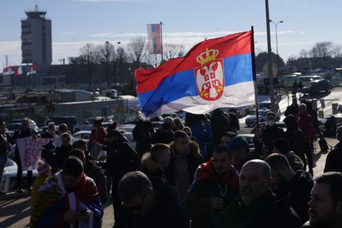 Οι δεκάδες Σέρβοι που περίμεναν για να υποδεχθούν τον Τζόκοβιτς στο Βελιγράδι 