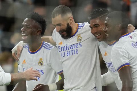 Οι παίκτες της Ρεάλ Μαδρίτης πανηγυρίζουν το γκολ του Καρίμ Μπενζεμά κόντρα στη Σαχτάρ για το Champions League