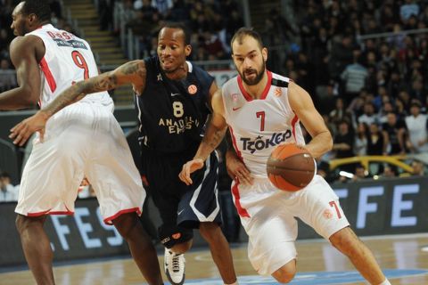 Olympiacos`s Vassilis Spanoulis (R) vies with Anadolu Efes`s Tarance Kinsey(C) during their Euroleague gruoup basket match on February 8, 2012, in Istanbul. AFP PHOTO/BULENT KILIC (Photo credit should read BULENT KILIC/AFP/Getty Images)