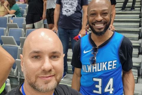 Αποστολή EuroBasket: Στις εξέδρες της Stark Arena και ο φίλαθλος από τις ΗΠΑ για τον Γιάννη Αντετοκούνμπο