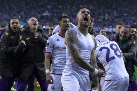 Fiorentina's players celebrate after the Europa Conference League semi-final second leg soccer match between Club Brugge and Fiorentina at the Jan Breydel Stadium in Bruges, Belgium, Wednesday, May 8, 2024. (AP Photo/Omar Havana)