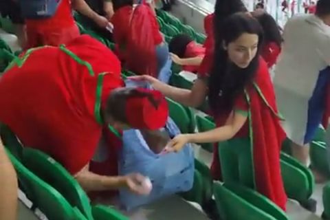Μαροκινοί οπαδοί καθάρισαν τις εξέδρες μετά το φινάλε του αγώνα με το Βέλγιο