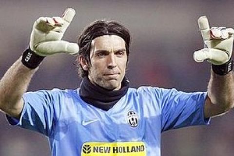 Juventus' goalkeeper Gianluigi Buffon gestures during their Italian Serie A soccer match against AS Roma at the Olympic stadium in Turin, northern Italy, February 16, 2008. REUTERS/Giampiero Sposito (ITALY)