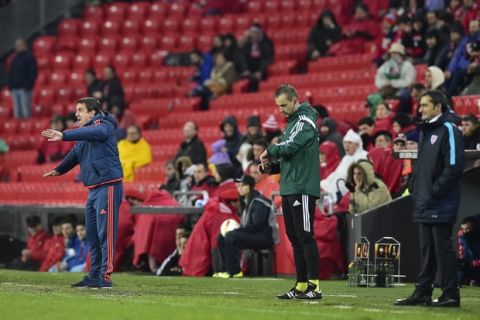 Valencia's head manager Gary Neville, left, gives instructions as Athletic Bilbao's head coach Ernesto Valverde, right, looks on during the first leg of a Europa League soccer match, between Athletic Bilbao and Valencia, at San Mames stadium, in Bilbao, northern Spain, Thursday, March 10, 2016. (AP Photo/Alvaro Barrientos)