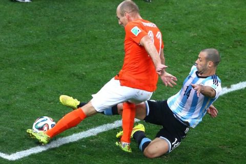SAO PAULO, BRAZIL - JULY 09: Javier Mascherano of Argentina tackles Arjen Robben of the Netherlands as he attempts a shot against goalkeeper Sergio Romero during the 2014 FIFA World Cup Brazil Semi Final match between the Netherlands and Argentina at Arena de Sao Paulo on July 9, 2014 in Sao Paulo, Brazil.  (Photo by Julian Finney/Getty Images)