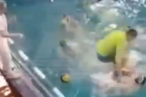 Πόλο: Προπονητής βούτηξε στην πισίνα για να παίξει ξύλο με παίκτη!