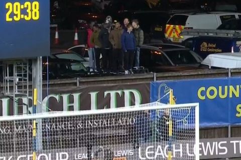 Οπαδοί της Όξφορντ  παρακολούθησαν τον αγώνα με την Άρσεναλ πάνω σε αυτοκίνητο