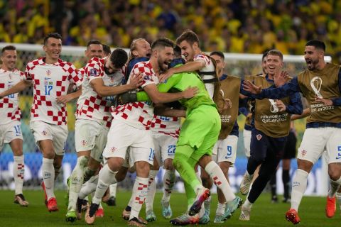 Οι παίκτες της Κροατίας πανηγυρίζουν την πρόκριση στους "4" του Μουντιάλ 2022