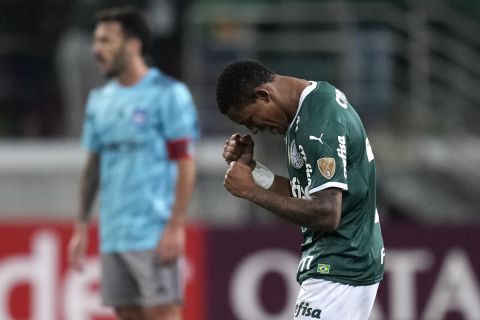 Ο Ντανίλο της Παλμέιρας πανηγυρίζει γκολ κόντρα στην Έμελεκ στο Copa Libertadores | 18 Μαΐου 2022