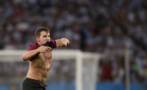 A pitch invader runs on the pitch during the 2014 FIFA World Cup final football match between Germany and Argentina at the Maracana Stadium in Rio de Janeiro, Brazil, on July 13, 2014. AFP PHOTO / FABRICE COFFRINI
