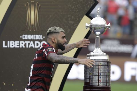 Ο Γκάμπριελ της Φλαμένγκο με το τρόπαιο του Copa Libertadores στον τελικό κόντρα στη Ρίβερ Πλέιτ στη Λίμα