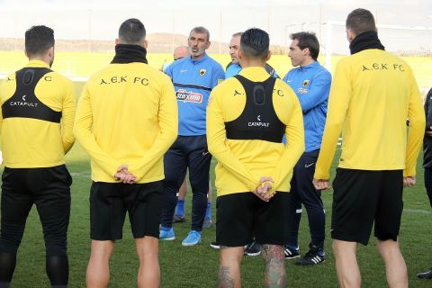 Ο Οφρυδόπουλος με τον παίκτες της ΑΕΚ στην πρώτη του προπόνηση  | 1 Μαρτίου 2022
