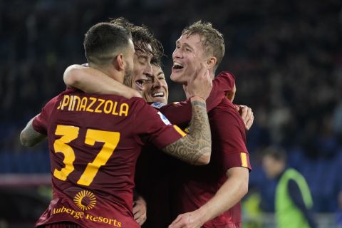 Οι παίκτες της Ρόμα πανηγυρίζουν γκολ που σημείωσαν κόντρα στη Βερόνα για τη Serie A 2022-2023 στο "Ολίμπικο", Ρώμη | Κυριακή 19 Φεβρουαρίου 2023