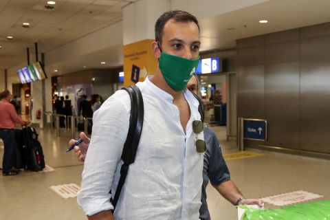 O 30χρονος Ιταλός γκολκίπερ, Αλμπέρτο Μπρινιόλι, κατά την άφιξή του στην Αθήνα για λογαριασμό του Παναθηναϊκού | 3 Σεπτεμβρίου 2021