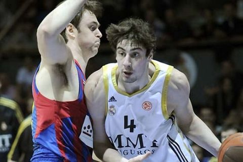 Real Madrid's Croatian Ante Tomic (R) vies with Regal Barcelona's Slovenian Erazem Lorbek during their third quarterfinal Euroleague basket ball match in Madrid, on March 30, 2010. AFP PHOTO / PIERRE-PHILIPPE MARCOU

