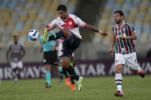 Ο Κέβιν Ζένον της Ουνιόν Σάντα Φε κόντρα στον Φρεντ της Φλουμινένσε στο Copa Sudamericana