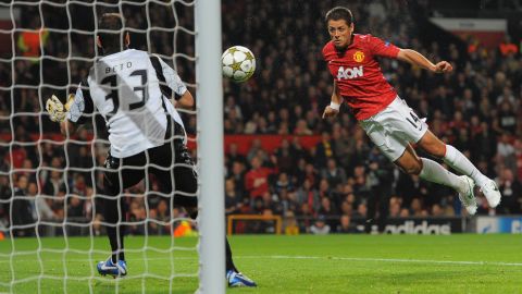 Manchester United's Mexican forward Javier Hernandez (R) scores past SC Braga's Portuguese goalkeeper Beto (L) during the UEFA Champions League group H football match between Manchester United and Braga at Old Trafford in Manchester, north west England on October 23, 2012. AFP PHOTO / ANDREW YATES        (Photo credit should read ANDREW YATES/AFP/Getty Images)