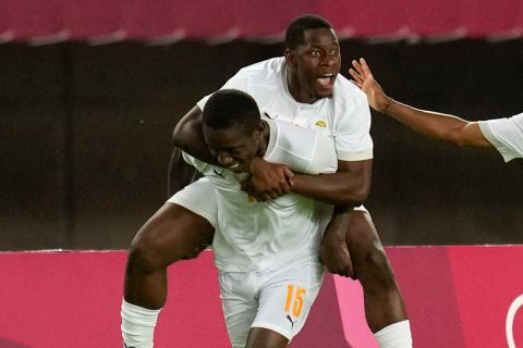 Οι παίκτες της Ακτής Ελεφαντοστού πανηγυρίζουν γκολ που σημείωσαν κόντρα στην Ισπανία για τα προημιτελικά του τουρνουά ποδοσφαίρου των Ολυμπιακών Αγώνων 2020, Τόκιο | Σάββατο 31 Ιουλίου 2021