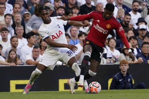 Manchester United's Marcus Rashford, right, and Tottenham's Destiny Udogie challenge for the ball during the Premier League soccer match between Tottenham Hotspur and Manchester United at the Tottenham Hotspur Stadium in London, England, Saturday, Aug. 19, 2023. (AP Photo/Alberto Pezzali)