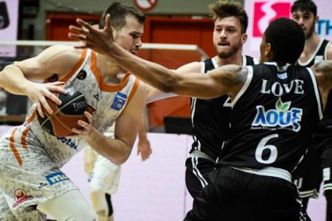 Ο Δημήτρης Αγραβάνης επιτίθεται στο καλάθι του ΠΑΟΚ στο εντός έδρας παιχνίδι του Προμηθέα για τη Stoiximan Basket League