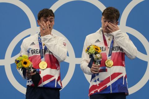 Ο Τόμας Ντέιλι (αριστερά) και ο Μάτι Λι (δεξιά) στην απονομή του χρυσού μεταλλίου στους Ολυμπιακούς Αγώνες του Τόκιο στη συγχρονισμένη κολύμβηση στα 10μ. 