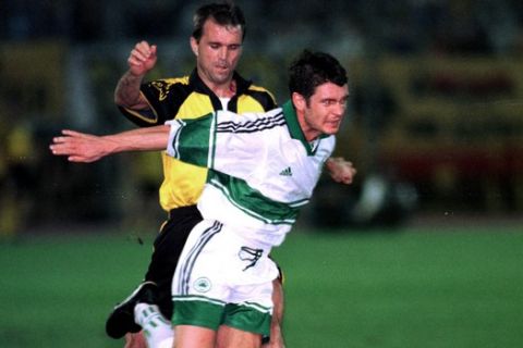 Ο Φλίπσεν με τον Σαβέβσκι από το παιχνίδι της ΑΕΚ με τον Παναθηναϊκό στο "Γ. Καραϊσκάκης" το 1999-00