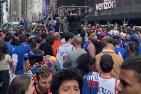 NBA: Οι οπαδοί των Νικς έστησαν πάρτι σε κεντρικό δρόμο της Νέας Υόρκης