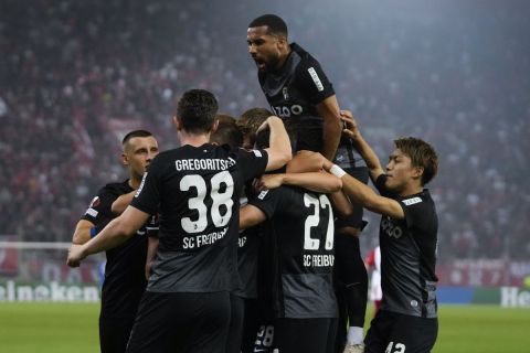 Οι παίκτες της Φράιμπουργκ πανηγυρίζουν το πρώτο γκολ επί του Ολυμπιακού στο "Καραϊσκάκης" για το Europa League 2022/23