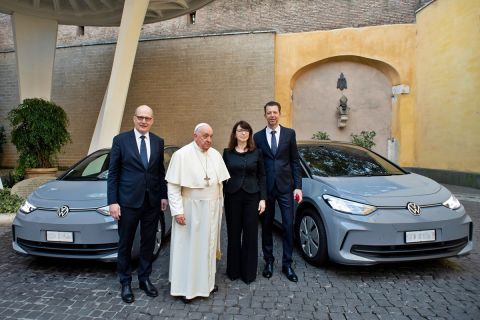 Vehicle handover at the Vatican (f.l.t.r.): Dr. Marcus Osegowitsch, CEO of Volkswagen Group Italia; Pope Francis; Imelda Labbé, Member of the Board of Management for Sales, Marketing and After-Sales at Volkswagen Passenger Cars; Dr. Christian Dahlheim, CEO of Volkswagen Financial Services AG