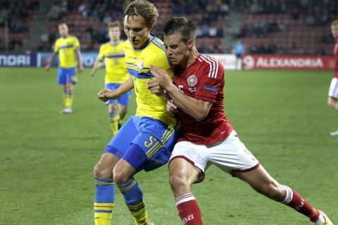 Denmarks Jonas Knudsen, right, and Swedens Ludwig Augustinsson, left, challenge for the ball during the Euro U21 soccer championship semifinal match between Denmark and Sweden, at the Letna stadium in Prague, Czech Republic, Saturday, June 27, 2015. (AP Photo/Petr David Josek)