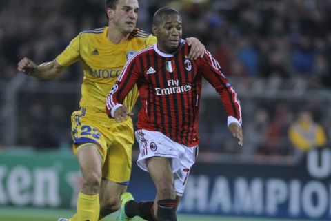 BATE's Marko Simic, left, and AC Milan's Robinho struggle for the ball during their Champions League Group H soccer match in Minsk, Belarus, on Tuesday, Nov. 1, 2011. (AP Photo/Sergei Grits)