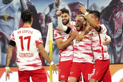 Οι παίκτες της Λειψίας πανηγυρίζουν γκολ που σημείωσαν κόντρα στη Στουτγκάρδη για την Bundesliga 2021-2022 στην "Ρεντ Μπουλ Αρένα", Λειψία | Παρασκευή 20 Αυγούστου 2021