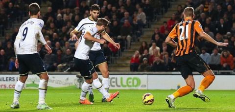 HULL, ENGLAND - NOVEMBER 23: Harry Kane of Tottenham Hotspur scores his goal during the Barclays Premier League match between Hull City and Tottenham Hotspur at KC Stadium on November 23, 2014 in Hull, England.  (Photo by Alex Livesey/Getty Images)