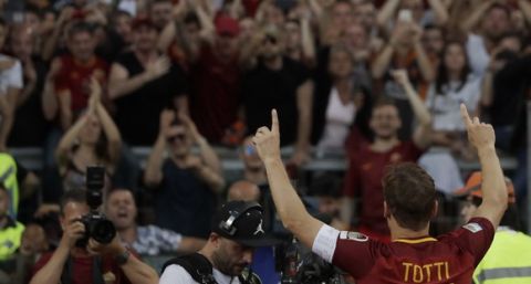 Roma's Francesco Totti salutes his fans after an Italian Serie A soccer match between Roma and Genoa at the Olympic stadium in Rome, Sunday, May 28, 2017. Francesco Totti is playing his final match with Roma against Genoa after a 25-season career with his hometown club. (AP Photo/Alessandra Tarantino)