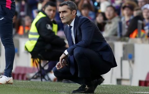 Barcelona coach Ernesto Valverde looks at the game during the Spanish La Liga soccer match between FC Barcelona and Getafe at the Camp Nou stadium in Barcelona, Spain, Sunday, May 12, 2019. (AP Photo)