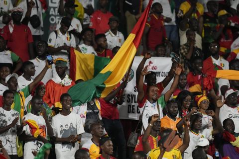 Οπαδοί της Γουινέας στις εξέδρες, στο ματς της εθνικής ομάδας της χώρας τους κόντρα στο Καμερούν για το Κύπελλο Εθνών Αφρικής | 15 Ιανουαρίου 2024