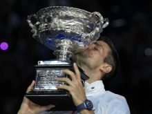 Τσιτσιπάς - Τζόκοβιτς 0-3: Ο σπουδαίος Τσιτσιπάς υποκλίθηκε στην ανωτερότητα του απίθανου Τζόκοβιτς που κατέκτησε το 10ο Australian Open