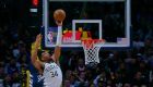 NBA: Ο Γιάννης Αντετοκούνμπο πήδηξε στον... Θεό για να πιάσει μία alley oop πάσα και να σκοράρει