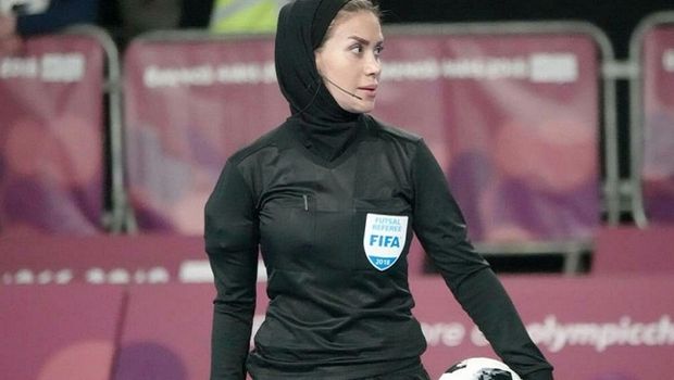 Τζέλαρεχ Ναζέμι: Η πρώτη γυναίκα διαιτητής με μπούργκα, από το Ιράν με σήμα FIFA! (photo)