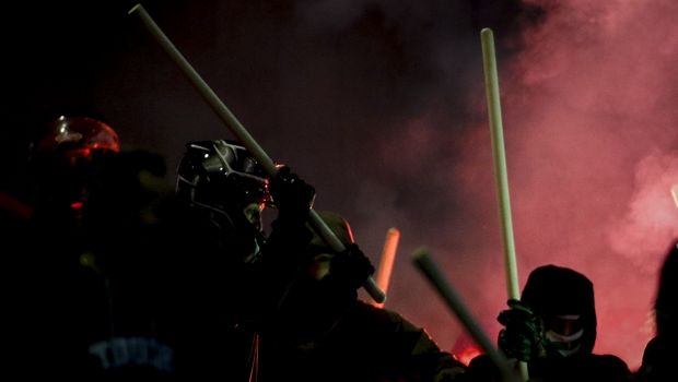 Επίθεση κουκουλοφόρων σε οπαδούς του Ολυμπιακού στο Παπαστράτειο (photos)