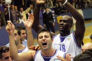 “Eυχαριστούμε τον κόσμο μας”