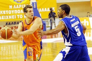 Μένει, αλλά… φεύγει ο Τριχόπουλος