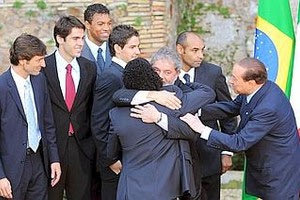 Ο πρόεδρος που αγκάλιασε τον… Ροναλντίνιο!