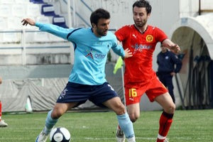 Διπλός προβληματισμός για Αποστολίδη