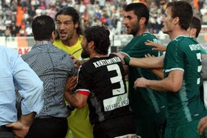 Ραβιόγλου: “Χτυπούσαν τους παίκτες μας”